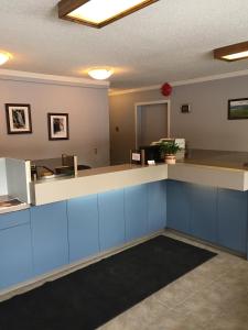 史密瑟斯卡普里汽车旅馆 的一间设有蓝白台面的办公室