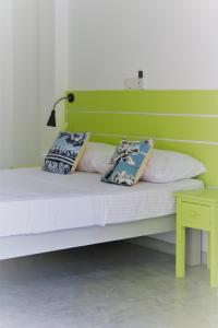 希克杜沃Plantation House的一张带绿色床头板和枕头的床