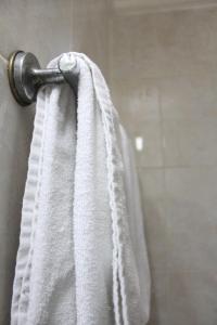 CepuMega Bintang Sweet Hotel 2的浴室淋浴门上的毛巾