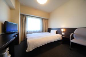 仙台多美迎仙台ANNEX酒店的配有一张床和一台平面电视的酒店客房