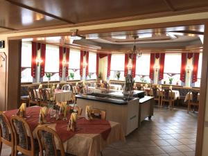 Neusorg桑恩塔尔酒店的用餐室设有桌椅和窗户。
