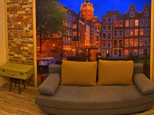 切尔尼戈夫ApartLux 2的一张沙发,一张沙发上放着城市的图片