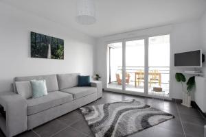 旺斯Cote d'Azur Vence的带沙发和电视的客厅