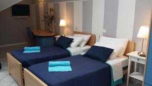 凯瑟里勒森特帕克住宿加早餐旅馆的两张位于酒店客房的床,配有蓝色床单