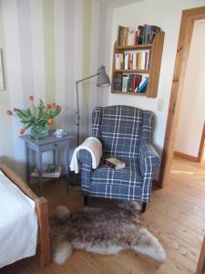 布兰肯海姆EIFEL Gästewohnung的客厅配有椅子和灯
