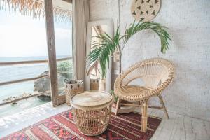 乌鲁瓦图德雷姆西巴厘度假村的一间带椅子和桌子的房间以及窗户