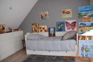 Ballan-MiréLes Tilleuls的一间卧室配有一张壁画床。