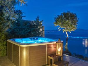 凯里翁Avra Luxury Villa & Spa的一个带有灯笼的庭院内的按摩浴缸