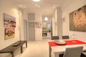 雅典Cosy apartment in Glyfada center的客厅配有餐桌和红色地毯。