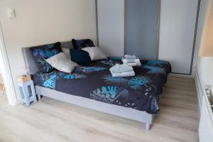 滨海卡特韦克kustappartementenkatwijk的一间卧室配有一张带蓝色棉被的床