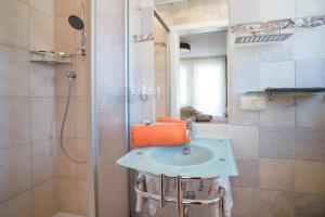维林根昆汀·豪斯旅馆的一间带水槽和淋浴的浴室