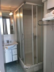 布克港伊加德公寓酒店的带淋浴和盥洗盆的浴室
