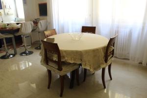 博洛尼亚Carbonara Apartment的餐桌上配有白色桌布