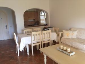 利斯西亚迪维卡Residence "Gli Oleandri"的客厅配有桌子和沙发