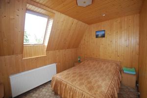德拉格布拉特Zelena Dacha的木制客房内的一间卧室,配有一张床