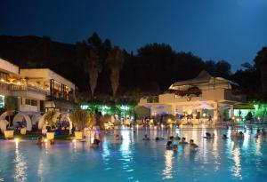 孔图尔西泰尔梅罗莎佩佩酒店的一群人晚上在游泳池里