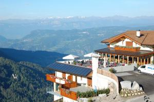 阿尔卑斯休斯山戈斯塔斯旗酒店的山顶上享有风景的建筑