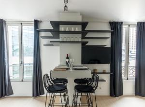 巴黎帕莱斯艾拓公寓式酒店的一间配备有白色桌椅的用餐室