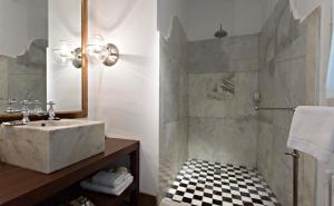 帕拉莫斯玛尔孔滕塔酒店的一间带水槽和淋浴的浴室