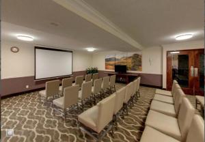 穆雷Comfort Inn Murray – Salt Lake City South的一间会议室,配有椅子和白色屏幕
