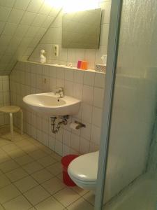 魏玛波森多夫兰德酒店的一间带水槽和卫生间的浴室