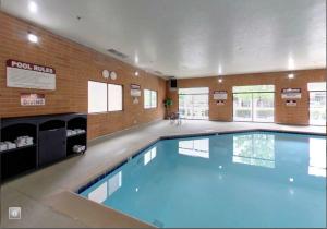 穆雷Comfort Inn Murray – Salt Lake City South的大房间的一个大型游泳池
