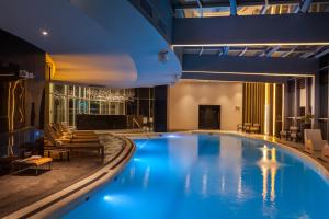 巴拿马城巴拿马美洲金塔酒店的蓝色灯光的酒店的大型游泳池