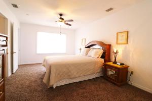 AstorBig River Marina & Lodge的一间卧室设有一张大床和一个窗户。