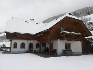 Ebene ReichenauGästehaus Laßnig的屋顶上积雪的房子