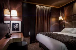 巴黎巴黎阿尔莫尼酒店的酒店客房,配有床铺和黑白相片