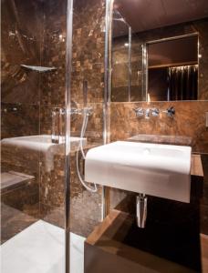 巴黎巴黎阿尔莫尼酒店的一间带水槽和淋浴的浴室
