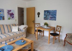 特拉本特拉巴赫Ferienwohnung-Mosel的客厅配有沙发和桌子