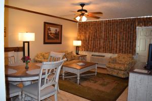 可可比奇兰丁斯海洋度假酒店的客厅配有桌子和沙发