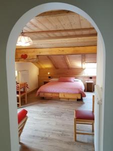 维哥迪法萨B&B Bucaneve的一间卧室设有一张床和木制天花板