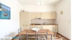 托雷苏达Villa Rosaria的一间厨房,里面配有桌椅