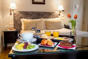 罗马蒙特桑西酒店的卧室桌子上摆着一盘早餐食品