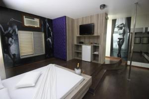 贝洛奥里藏特斯诺布汽车旅馆（仅限成人）的一间酒店客房,配有一张床和一台电视,还有一间客房