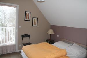 吕兹-圣索沃尔Les coquelicots的一间卧室设有一张床和一个窗口