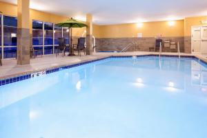 Cannon FallsGrandStay Hotel & Suites的在酒店房间的一个大型游泳池