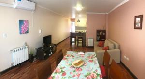 萨尔塔Departamento Salta Capital的客厅配有桌子和沙发