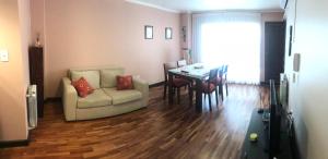 萨尔塔Departamento Salta Capital的带沙发和餐桌的客厅