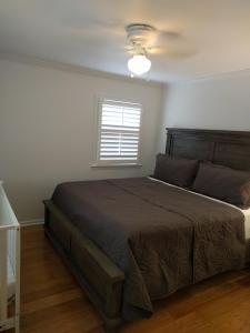 夏洛特University City Guest House的一间卧室设有一张大床和一个窗户。