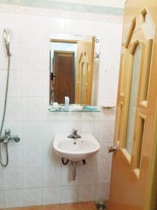 海防私人客房 - 国际区域 - 靠近机场的一间带水槽和镜子的浴室