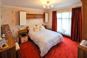 道格拉斯恩格尔伍德酒店的卧室设有一张白色大床和一扇窗户。
