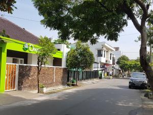 梭罗Omah Melati - Vacation Home的一条街道,在建筑物前面停车