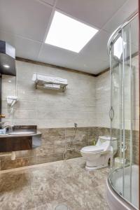 沙迦Royal Hotel的带淋浴、卫生间和盥洗盆的浴室
