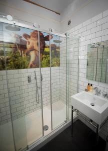 米尔登霍尔布尔旅馆的带淋浴和盥洗盆的浴室
