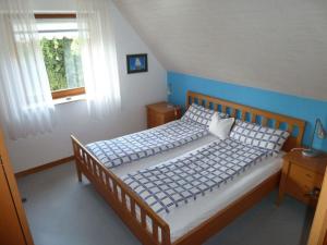 基尔Ferienwohnung Bedey的一间卧室设有一张床和一个窗口