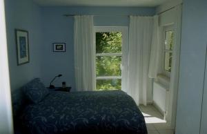 基尔Ferienwohnung Prophet的一间卧室设有一张床和两个窗户。