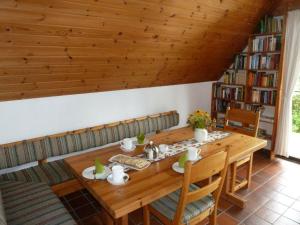 基尔Ferienwohnung Bedey的客厅配有一张木桌和椅子